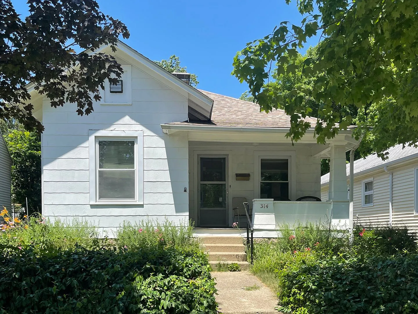 Three Bedroom Close To Campus — Photo 1