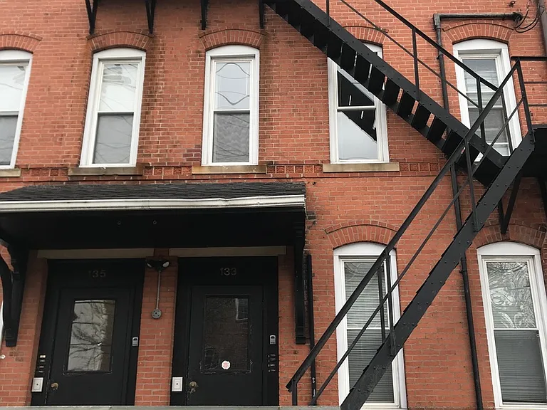 133 Howe St — Photo 9