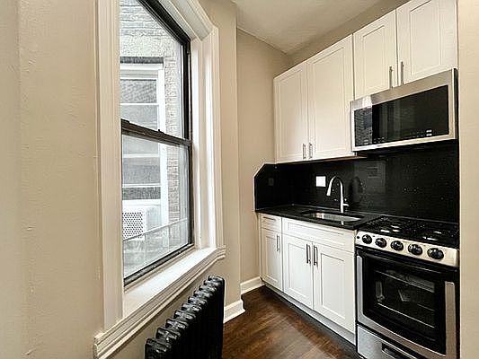 2nd image of 226 E 6th St APT 4C