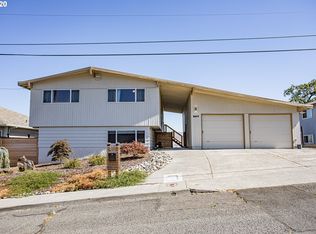 907 E 18th St, The Dalles, OR