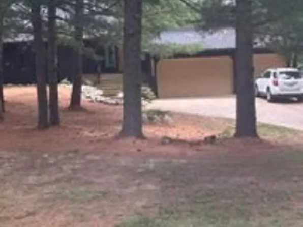 1364 Tanglewood Dr, Lapeer, MI 48446