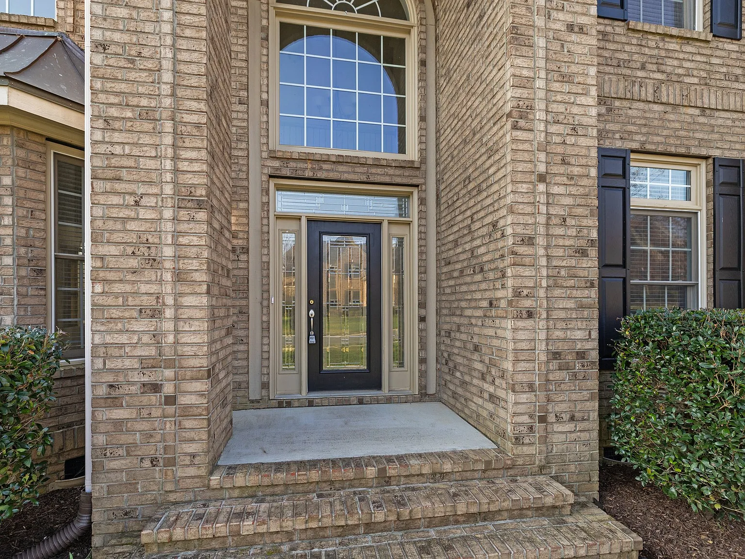 6 bed, 4313 sqft, $3,700 — Photo 2