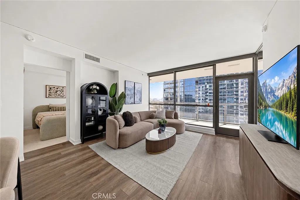 2 bed, 1297 sqft, $6,800 — Photo 4