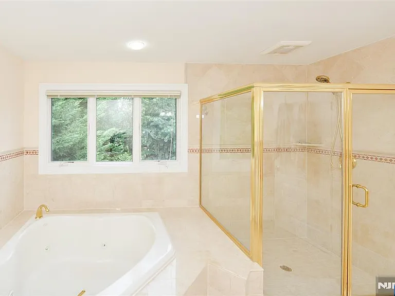 1056 Edgewood Ln — Photo 21
