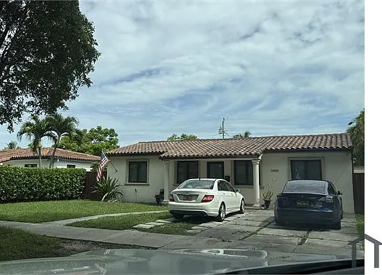 6466 SW 15th St — Photo 3