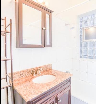 4th image of 554 W Arlington Pl #3