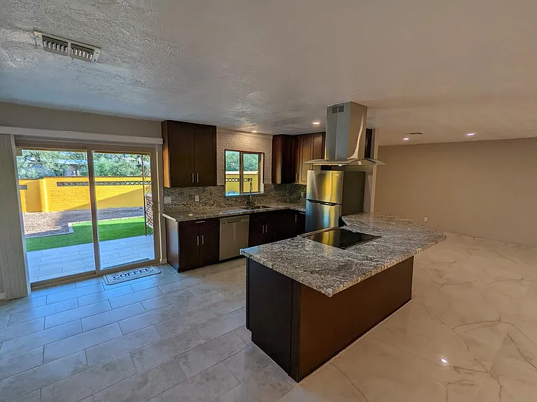 1062 W Ina Rd — Photo 12