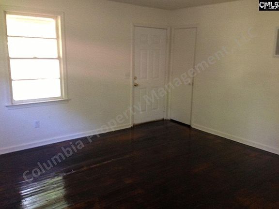 3rd image of 924 Old Oak Dr