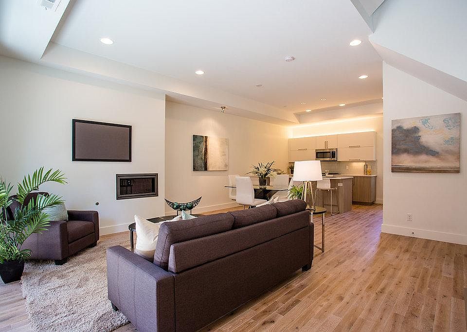 Open Floor Plan w/ Gas Fireplace