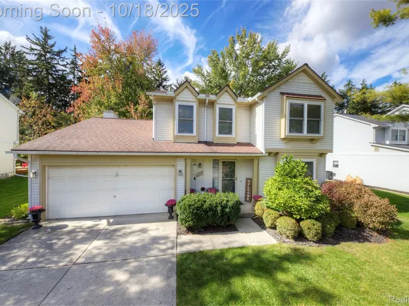 975 S Parkwood Dr, South Lyon, MI 48178