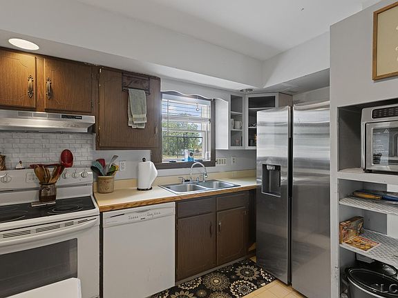5th image of 121 S King St