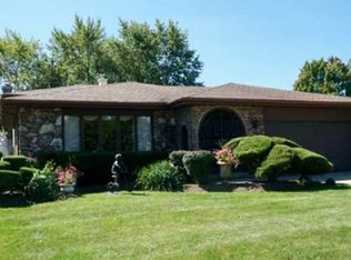 825 Walnut Dr, Darien, IL 60561