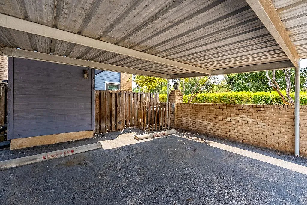 2 bed, 1.5 bath, 968 sqft, $1,700 — Photo 2
