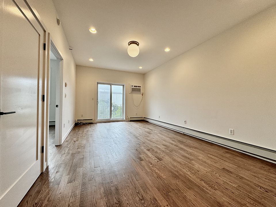 1st image of 202 W 9th St APT 4A