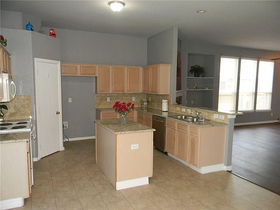 3rd image of 505 Port Arthur Dr
