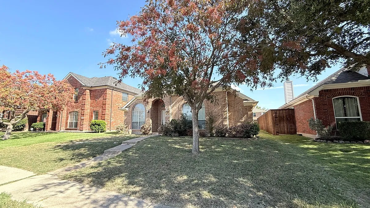 4 bed, 2.0 bath, 2252 sqft, $2,499 — Photo 3
