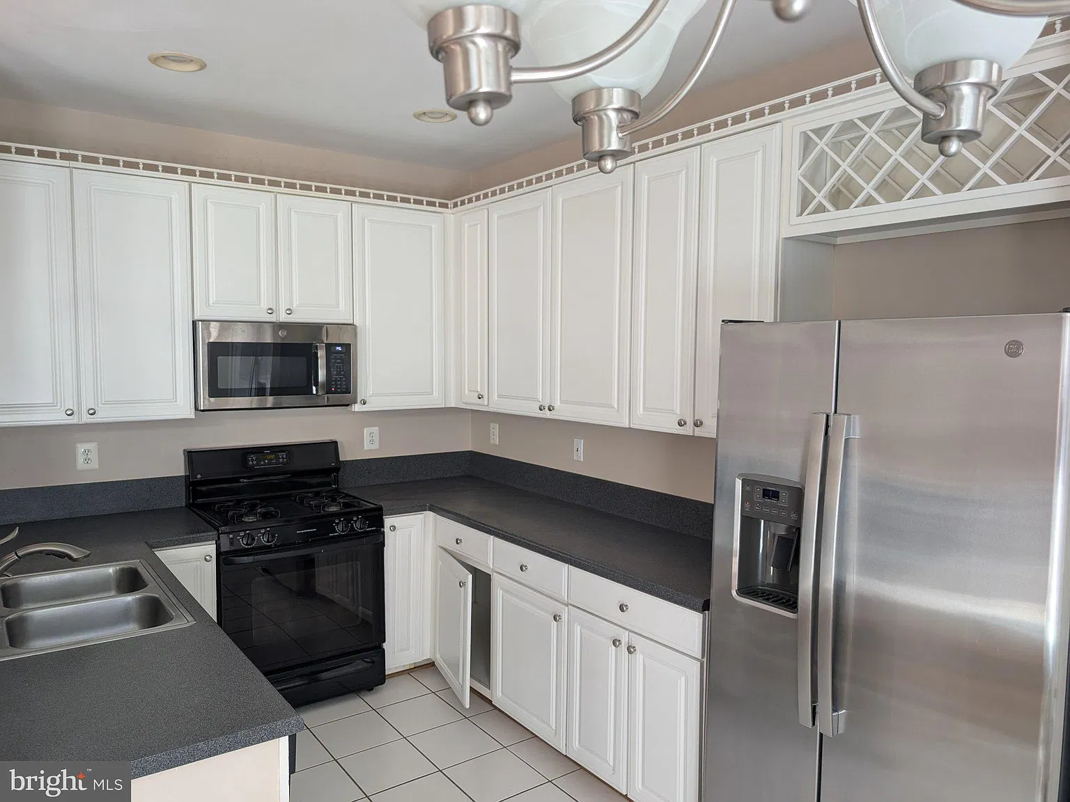4 bed, 3.5 bath, 1852 sqft, $3,195 — Photo 2