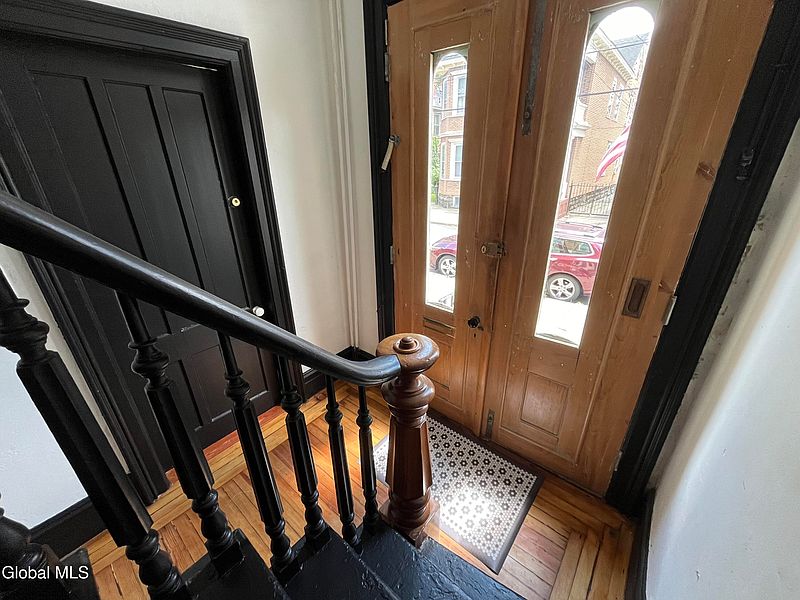 5th image of 225 Green Street