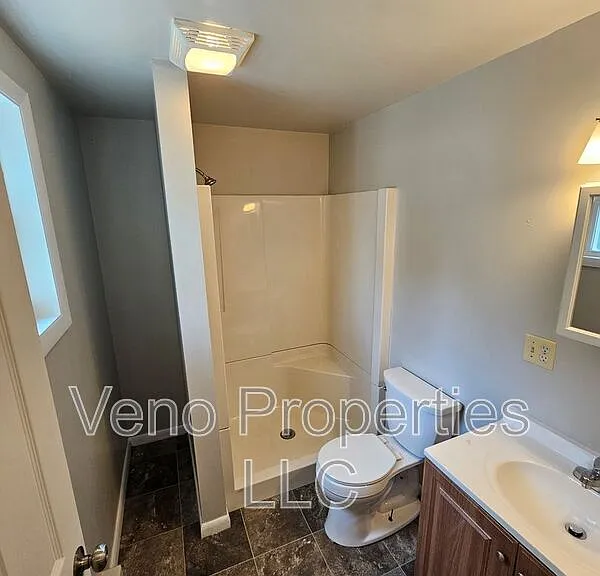 17-19 Avenue Ave #B — Photo 8