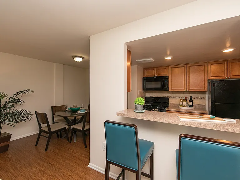 Premium Breakfast Bar/Dining Area