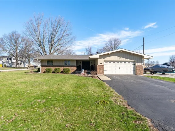 105 W School St, Le Roy, IL 61752