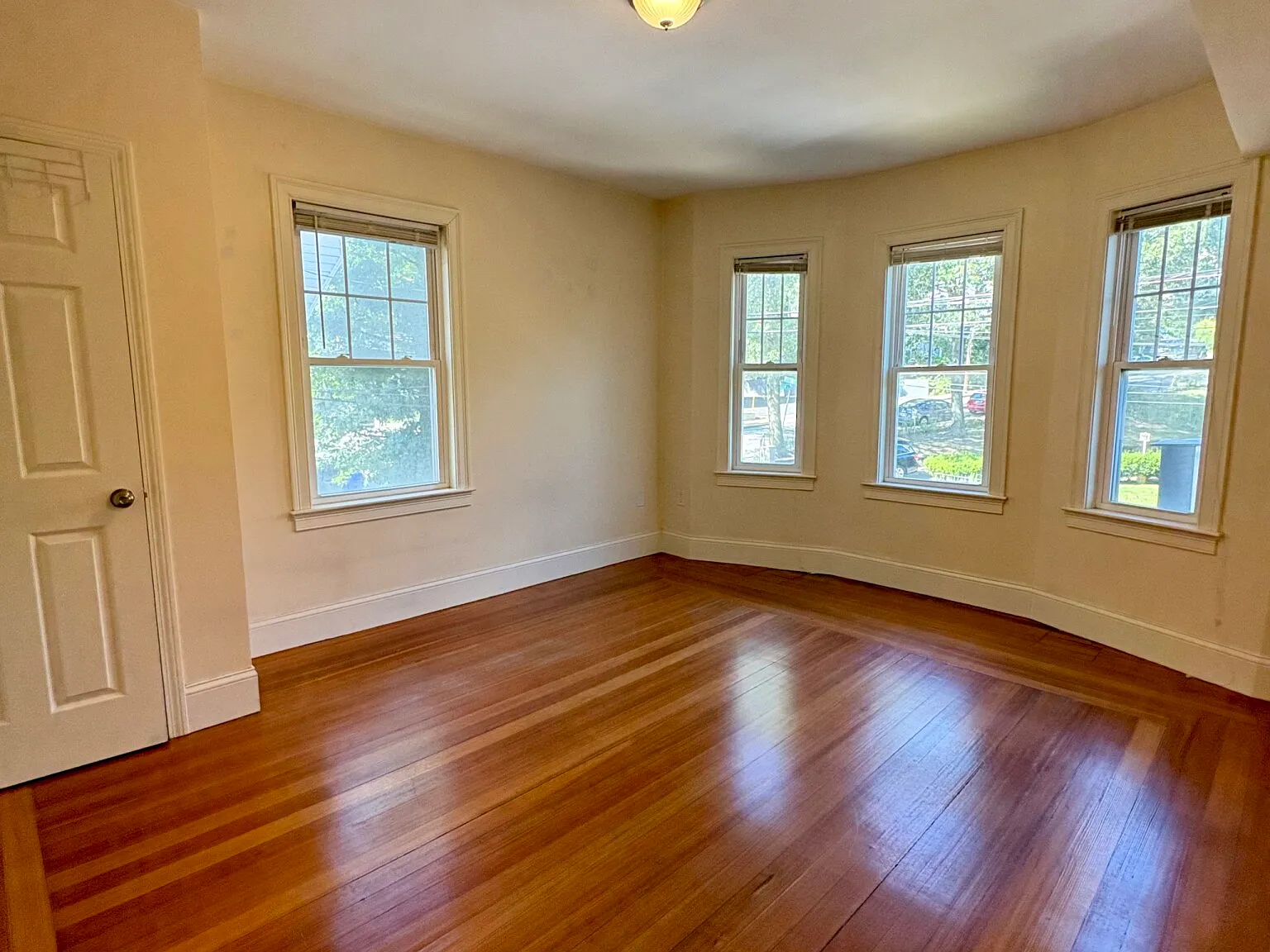 5 bed, 2.0 bath, $4,000 — Photo 2