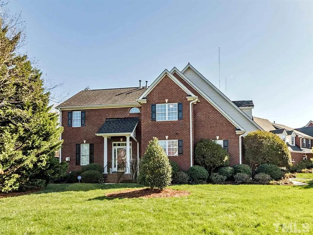 4 bed, 3.5 bath, 2427 sqft, $2,500 — Photo 2