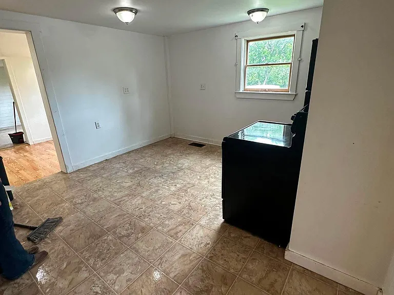 18 Exeter Rd — Photo 3