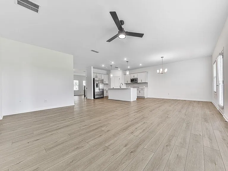 611 Elwick Ln — Photo 6