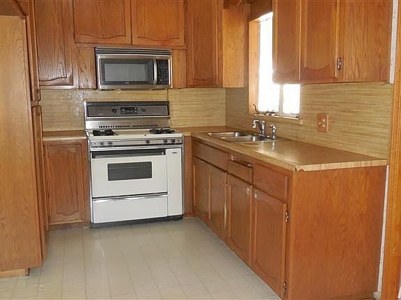 3rd image of 1166 S Hinkley Ave