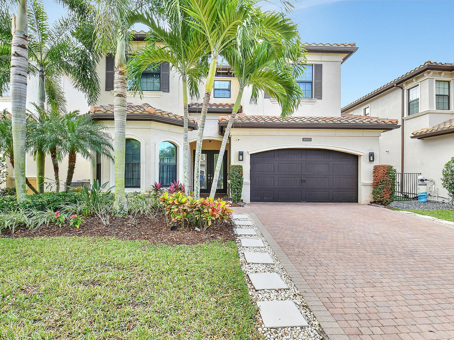 5 bed, 5.0 bath, 4022 sqft, $13,000 — Photo 3