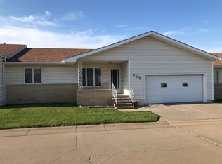 106 Crestview Dr, Dodge City, KS 67801