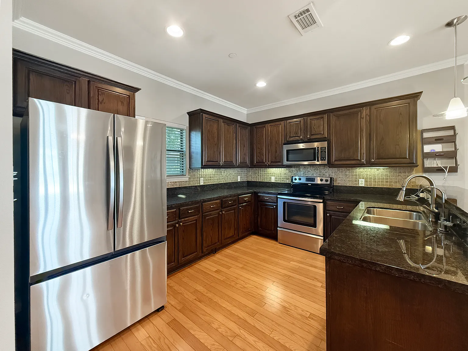 2 bed, 2.5 bath, 1571 sqft, $2,700 — Photo 1