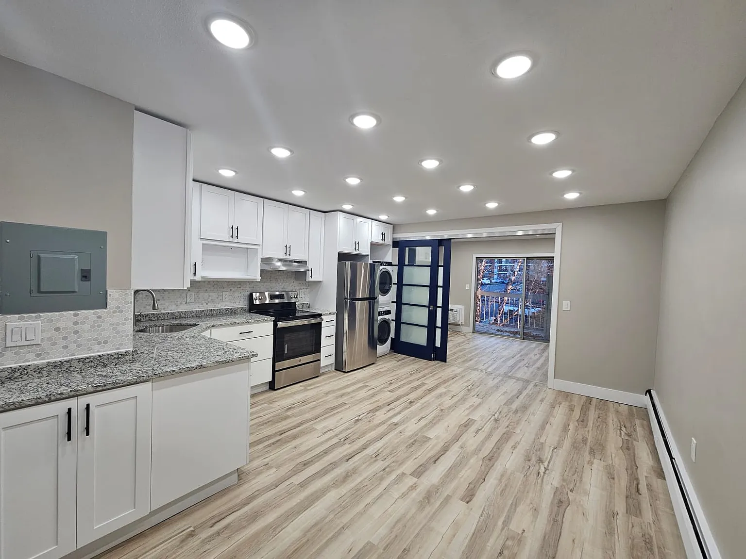 Studio, 700 sqft, $1,375 — Photo 3