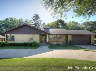 650 Oakleigh Rd NW, Grand Rapids, MI 49504