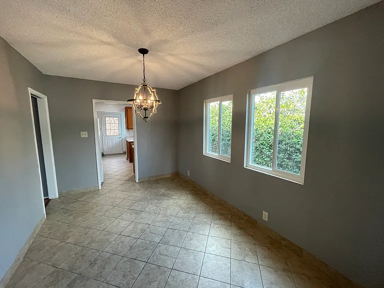 2513 N Termino Ave — Photo 5
