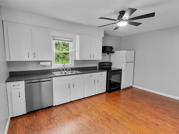 5th image of 3912 Stanley Ave