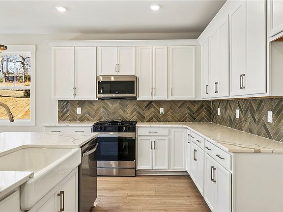 4th image of 100 Saratoga Oaks St