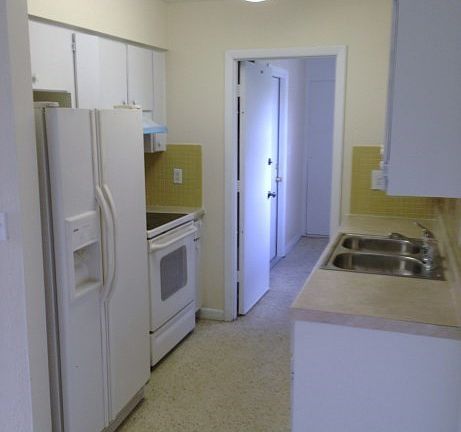3rd image of 1446 Alwynne Dr N
