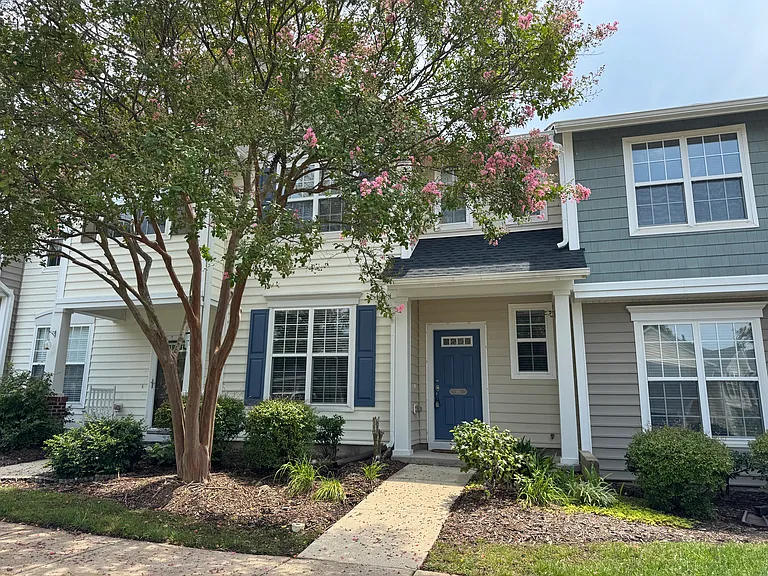 413 Hamlet Park Dr — Photo 1