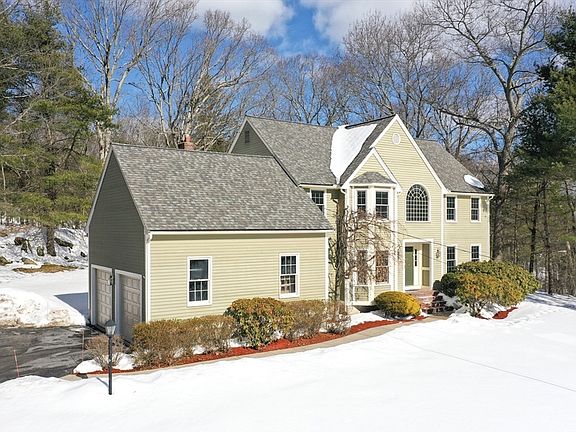 2nd image of 18 Bubbling Brook Rd