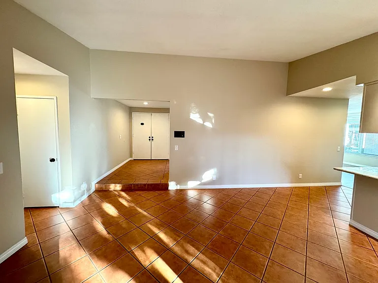 1713 Shenandoah Dr — Photo 3