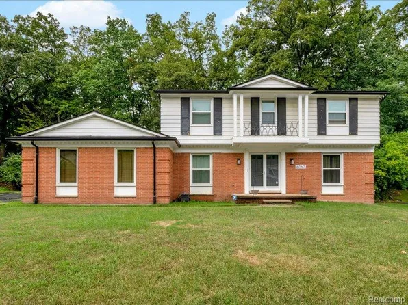 6062 Pinecroft Dr, West Bloomfield, MI 48322