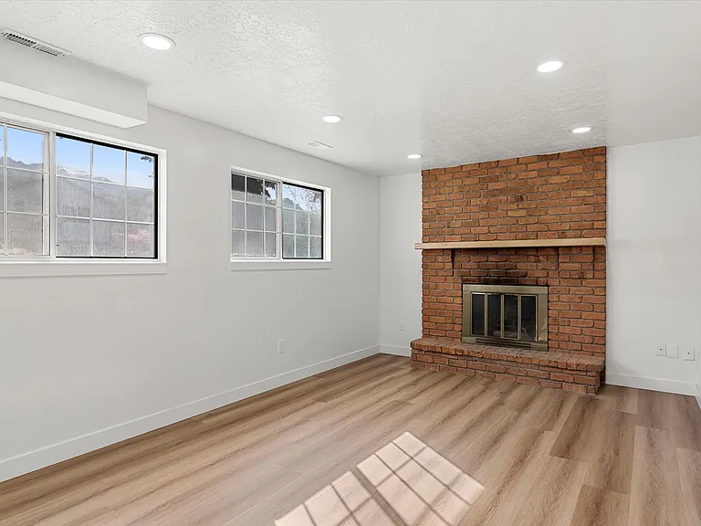 2164 N 1450 E — Photo 21