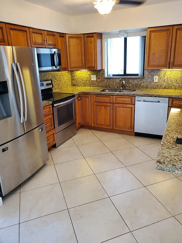 4 bed, 2.0 bath, 2000 sqft, $4,500 — Photo 3