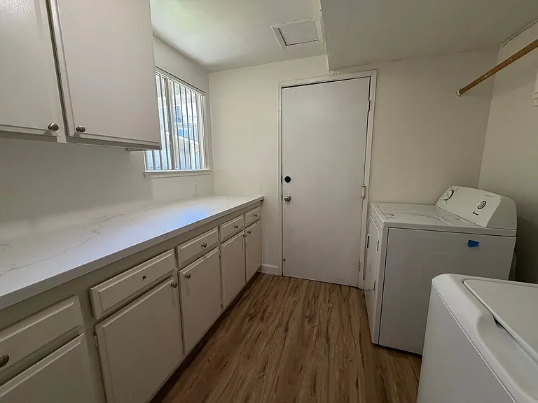 727 Hathaway Ct — Photo 7