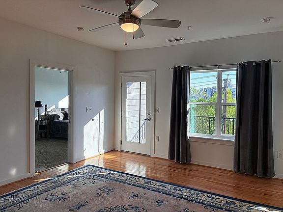 4th image of 901 Porter St #302