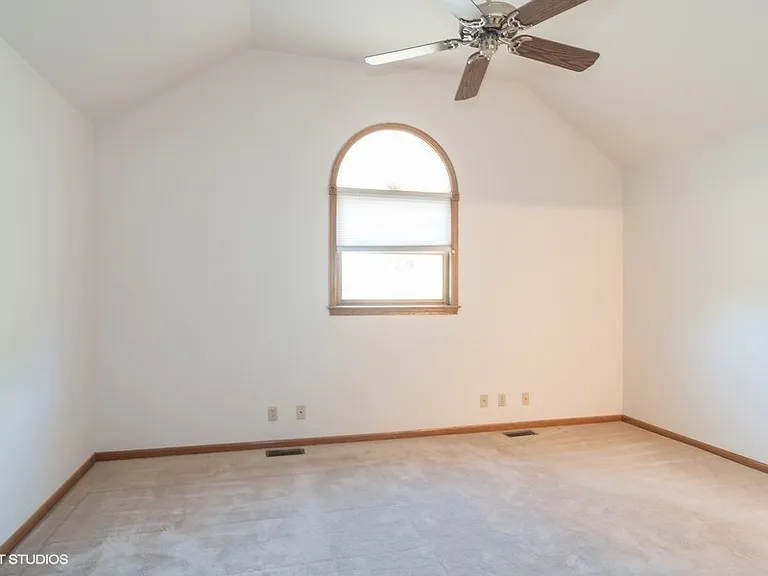 106 E Fox Rd — Photo 10