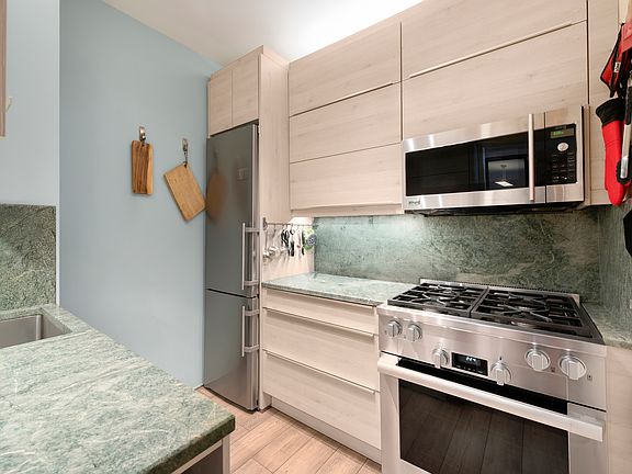 3rd image of 58 W 58th St APT 15B