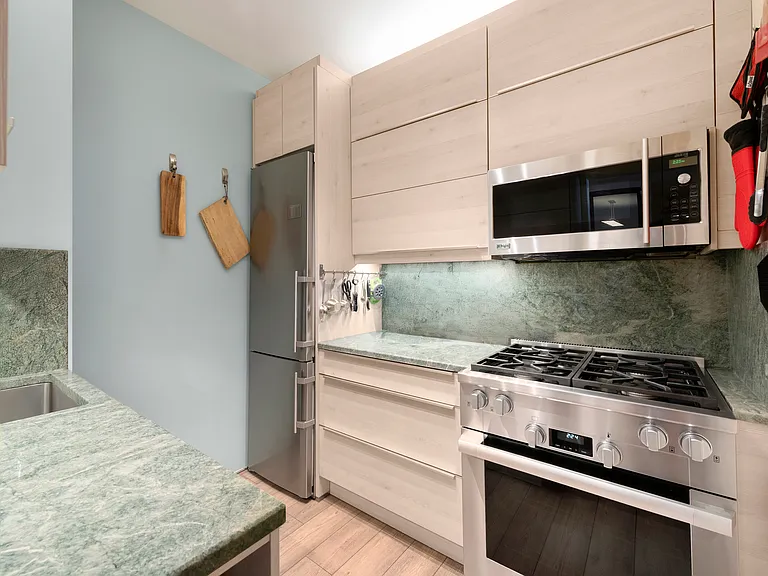 58 W 58th St #15B — Photo 3
